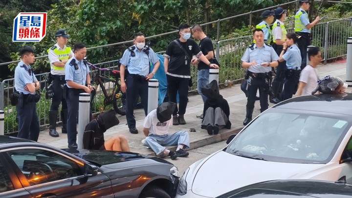 尖沙咀Tesla衝路障狂飆近15公里，至火炭撞警車。