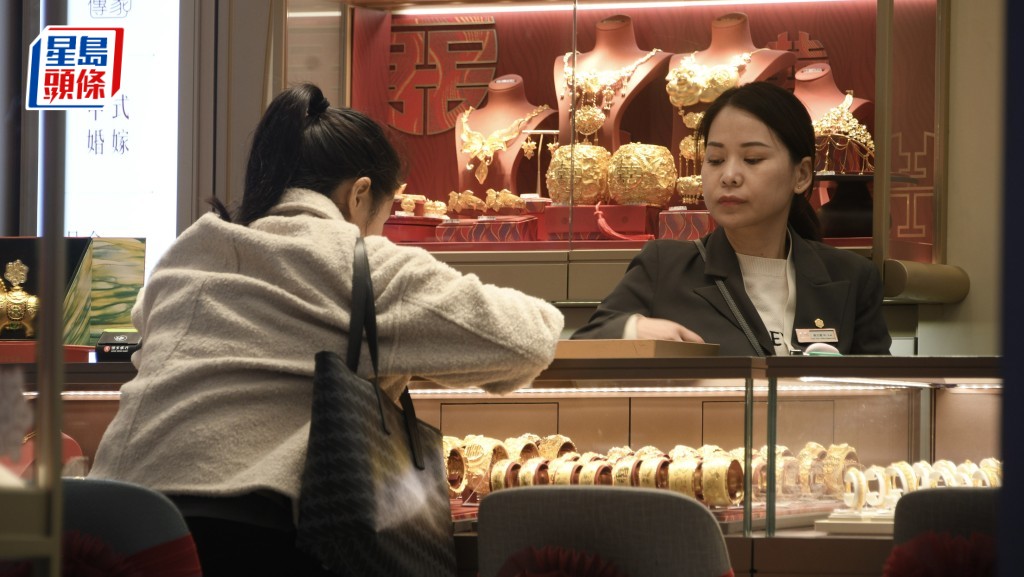 金價飆升︱尖沙咀金舖略顯冷清 買金客轉趨觀望：呢兩年風險同股票差唔多