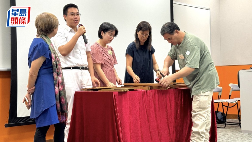 非遺傳承人木家具技藝師傅林池(右一）與參與者分享及示範。教大提供