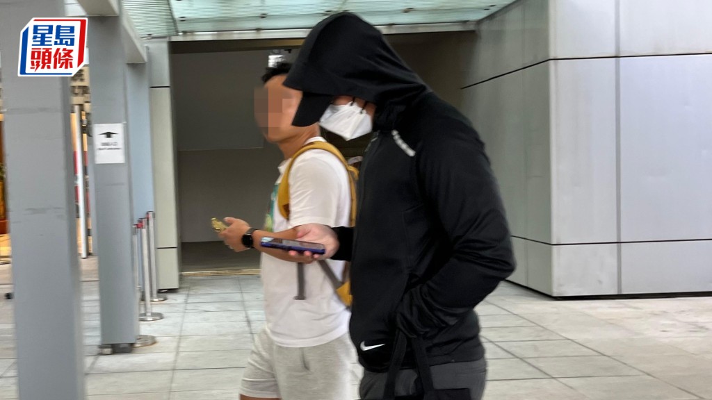被告之一陳卓軒(黑衣口罩)強姦罪成還押候懲。資料圖片