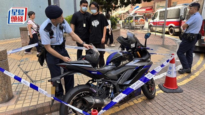 警方搜查電單車,拘捕涉嫌藏毒男子。梁國峰攝