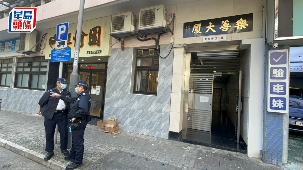 男子單位上吊亡,警員到場調查。楊偉亨攝