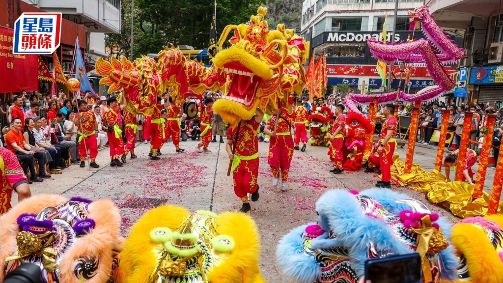 姚柏良認為可設固定場地表演舞龍舞獅,吸引旅客來港。資料圖片