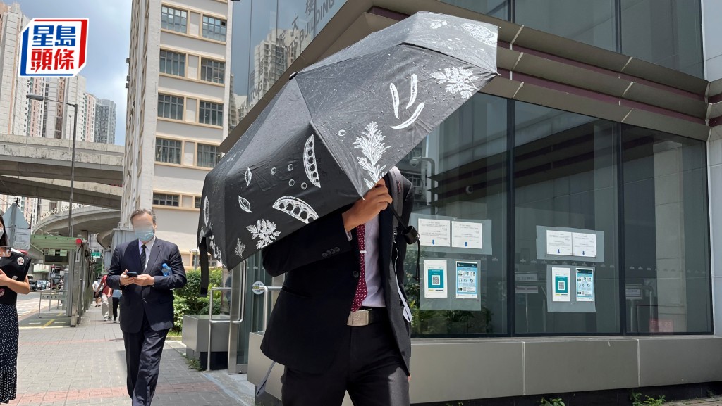 曾廸民(持傘者)非禮女病人3罪成,本月28日求情及判刑。資料圖片