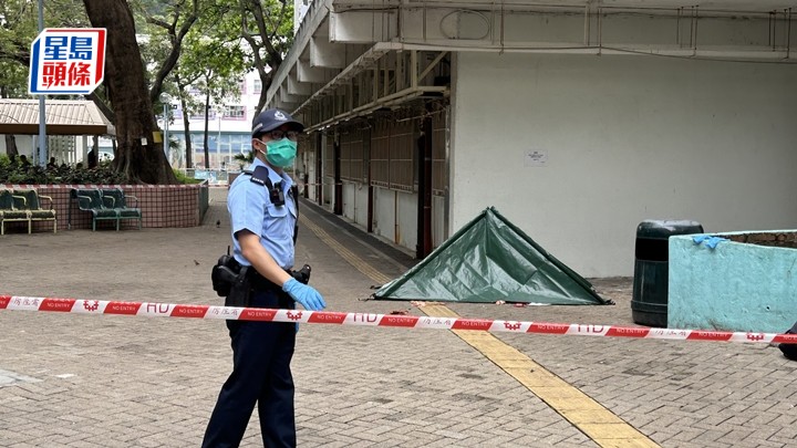 警員用帳篷遮蔽遺體，進行調查。蔡楚輝攝