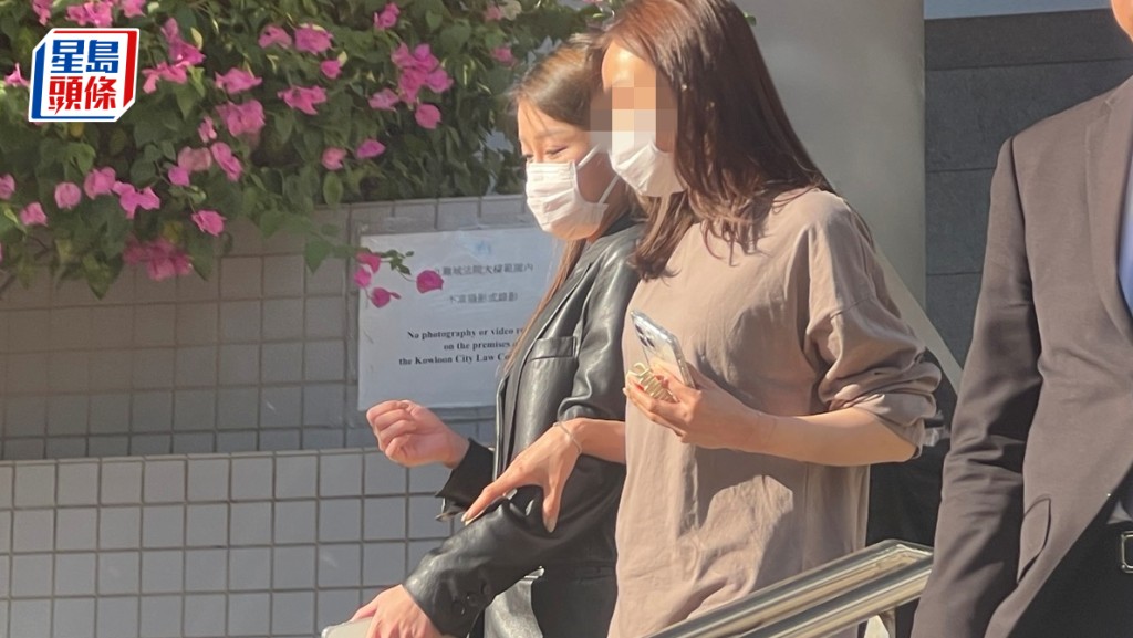 庭上透露，女被告潘巧賢（左）審訊時將挑戰警誡供詞。房伊媚攝