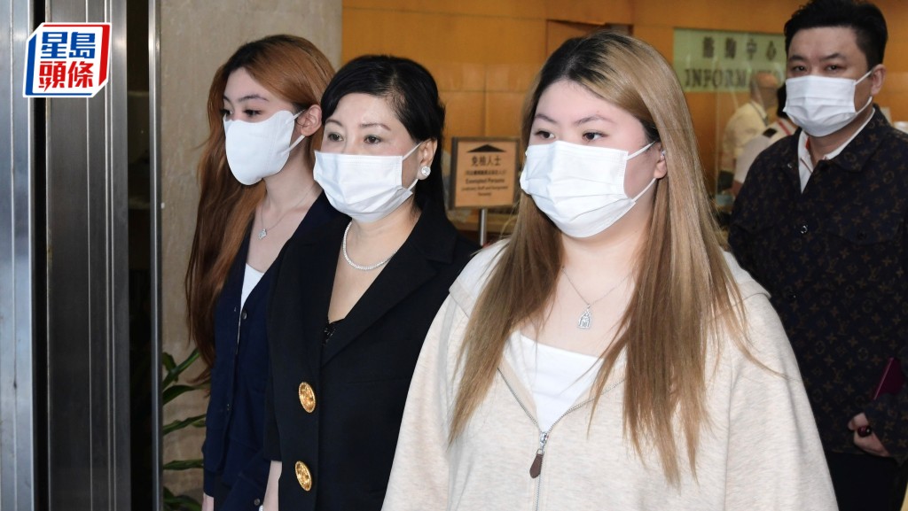蔡母張燕花散庭時離開高等法院。何君健攝