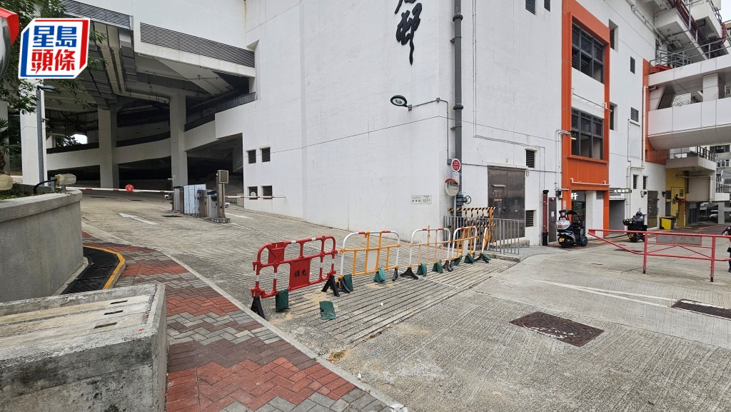  Edit media 事主當日如廁後準備沿美禧樓停車場的緊急車輛通道返回眼鏡舖期間,遭被告從後施襲。資料圖片 