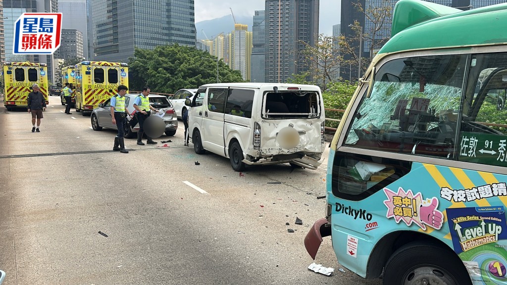 小巴、私家車及輕貨三車相撞。劉漢權攝