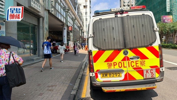 警方到场后拘捕一名女子。梁国峰摄