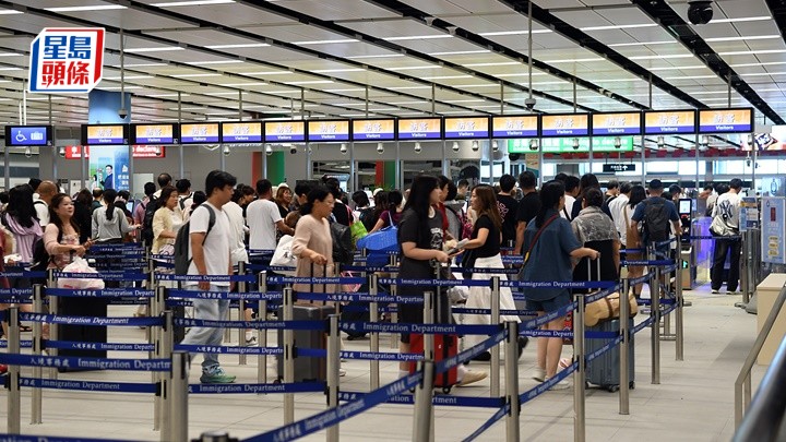 香園圍口岸平日的日均旅客量已達到7萬8千人次。林思明攝