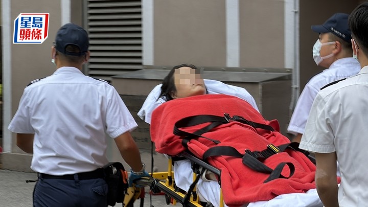 女事主由救護員送院。梁國峰攝