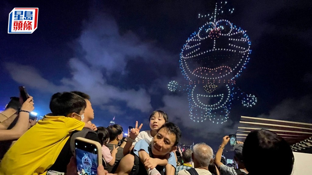 「多啦A夢」無人機匯演維港上空舉行 市民星光大道圍觀氣氛熱烈