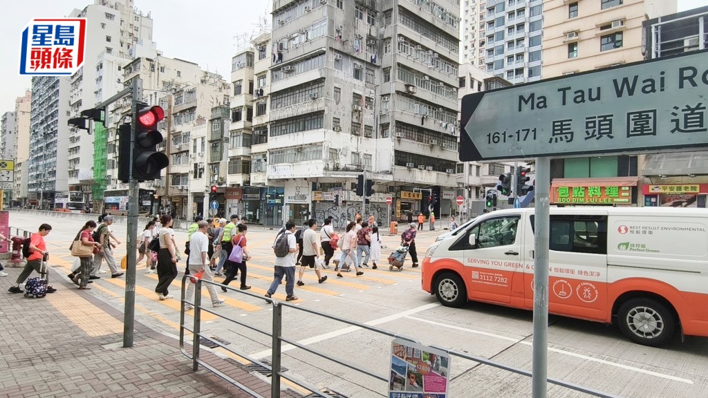 的士在過路處撞倒輪椅男。徐裕民攝
