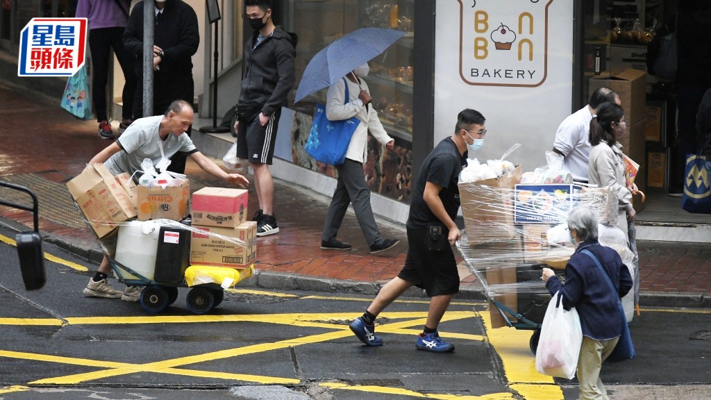 消息指，最低工資檢討機制將由「兩年一檢」改為「一年一檢」。資料圖片