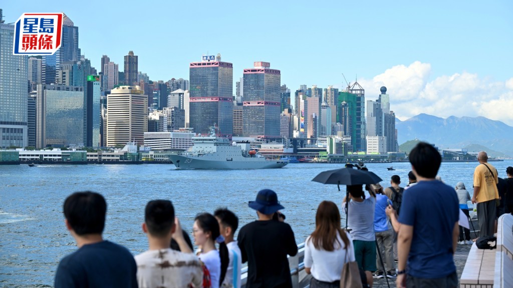尖沙咀海旁有大批市民和旅客一早到來等候與軍艦告別，把握最後打卡機會。劉駿軒攝