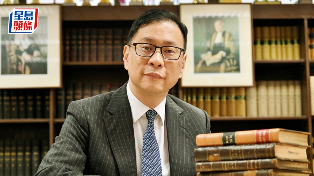 杜淦堃大讚同學有潛質,鼓勵他們將來報讀法律課程,投身大律師行列。資料圖片