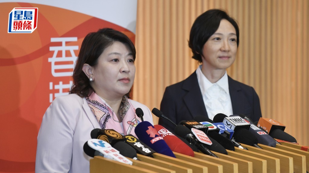 醫衞局副局長李夏茵(左)8月1日轉任醫管局行政總裁,范婉雯(右)則接任醫衞局副局長一職。何君健攝