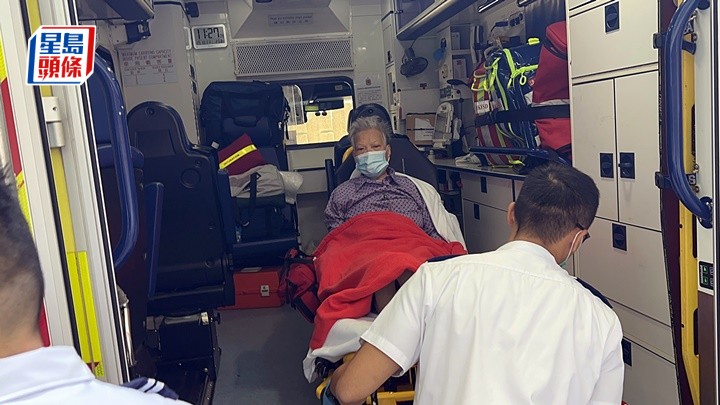 老婦被勸服後送院治理。楊偉亨攝