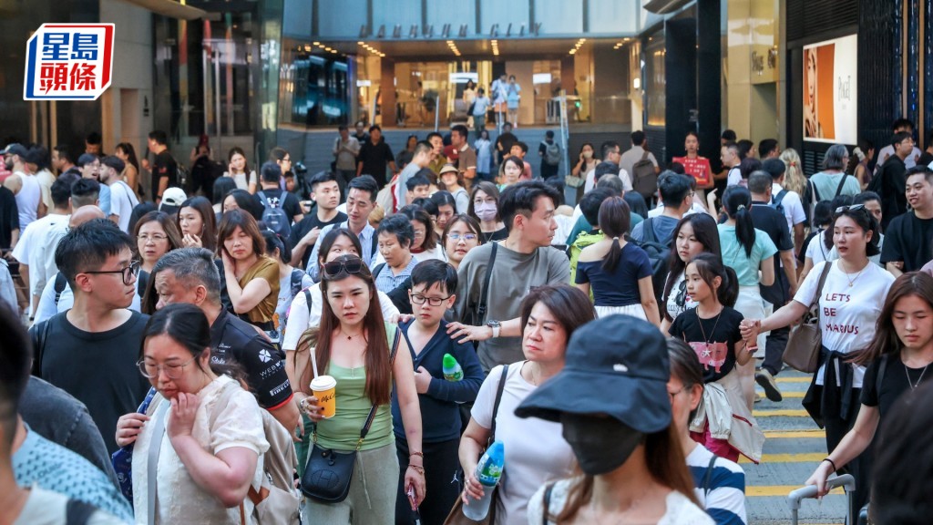 在國慶黃金周尖沙咀人流暢旺。資料圖片