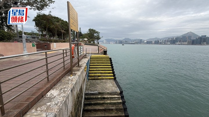 鰂魚涌公園男子在海邊游泳時遇溺，獲救起送院。梁國峰攝