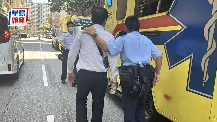 男子由警員陪同送上救護車。劉漢權攝