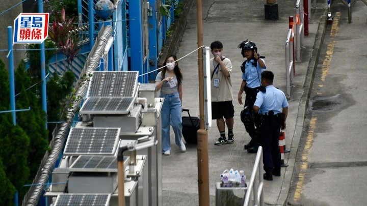 宏志閣居民上樓執拾。楊偉亨攝