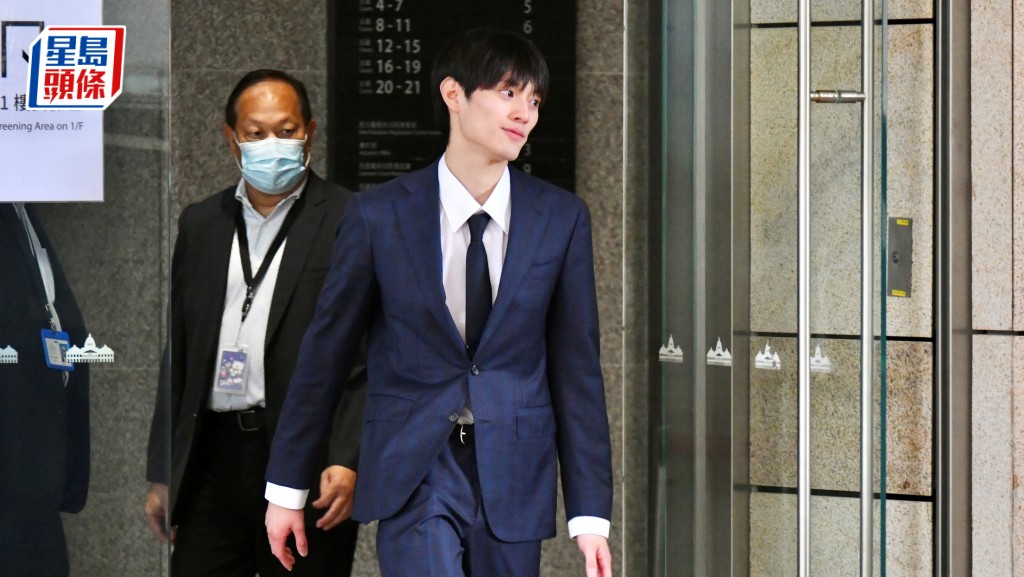 被告上村謙信離庭時面露微笑。盧江球攝