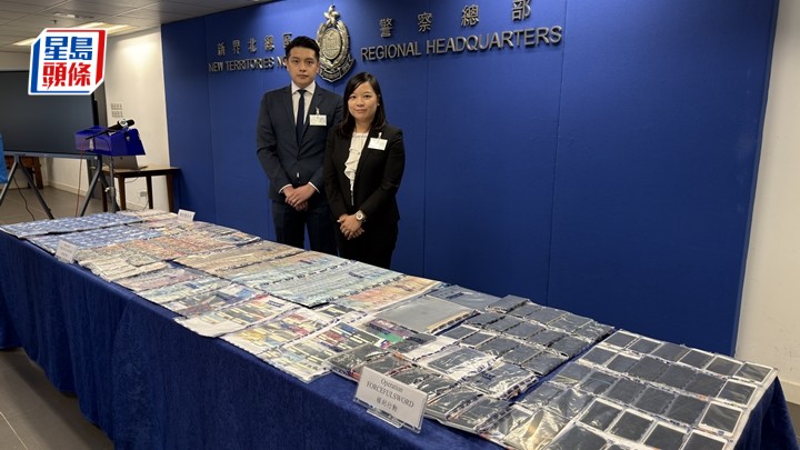 警方展示大批證物。梁國峰攝