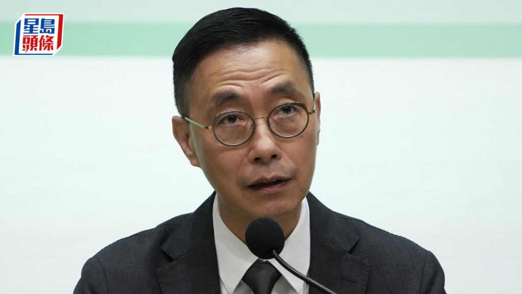 楊潤雄在跨部門跨界別會議後會見傳媒。資料圖片