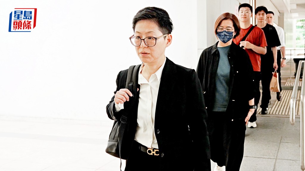 周薇薇形容周亦卿为「严父」，做决定时「好有自己主见同谂法」。叶伟豪摄