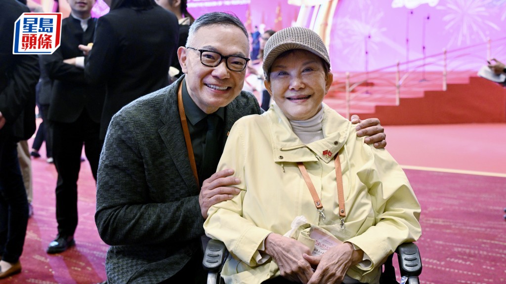 立法會議員謝偉俊推著坐在輪椅上的太太白韻琹出席回歸酒會。蘇正謙攝