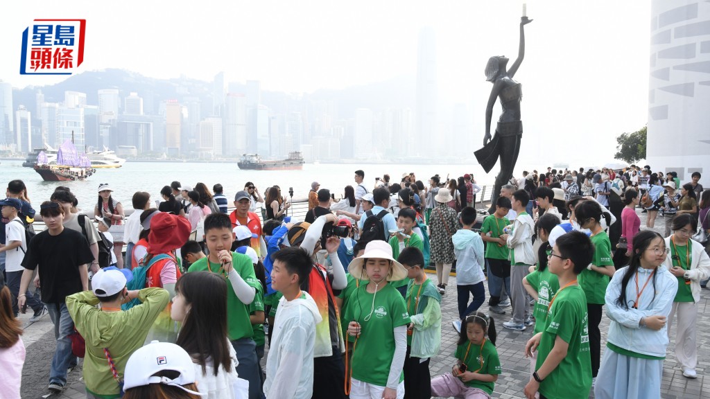五一黃金周︱尖沙咀星光大道人潮湧湧 西貢東壩成遠足熱點