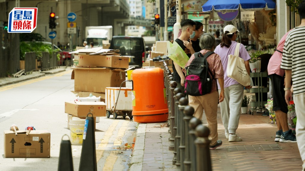 由新罰款額生效至今年3月31日,食環署就零售店鋪在公眾地方造成阻礙,共發出1,593張6,000元的定額罰款通知書。資料圖片