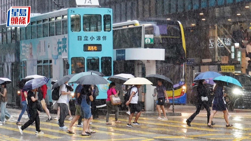 昨日(18日)天氣極不穩定，天文台一日內發出兩次黑色暴雨警告信號，是本年第三個黑雨。資料圖片