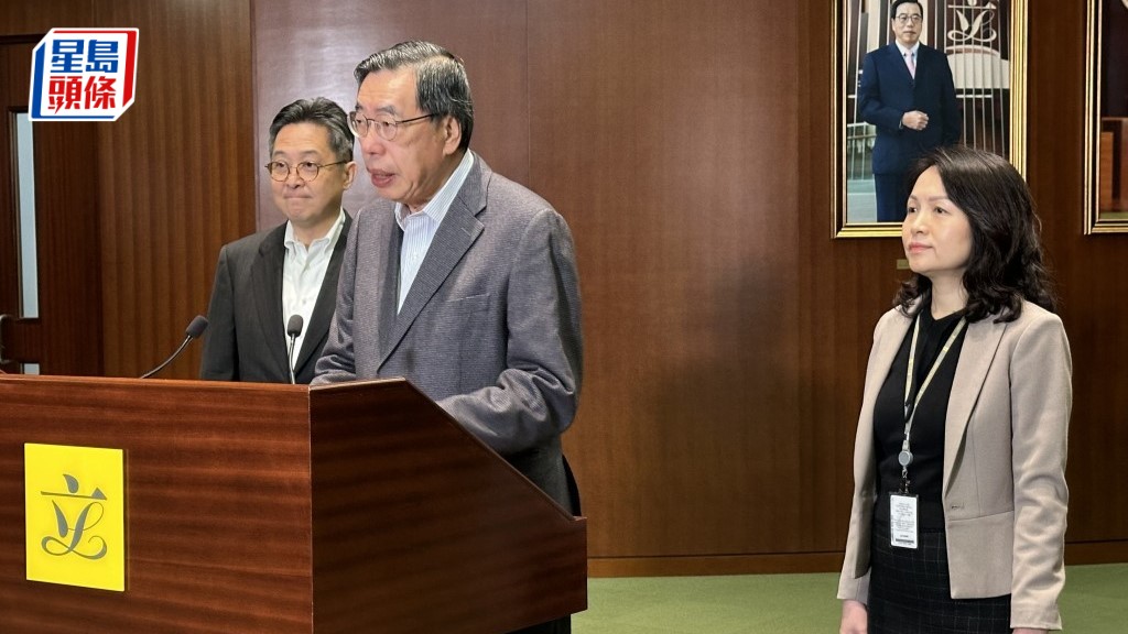 立法會秘書長陳維安（左）8月退休，由副秘書長衛碧瑤（右）接任。