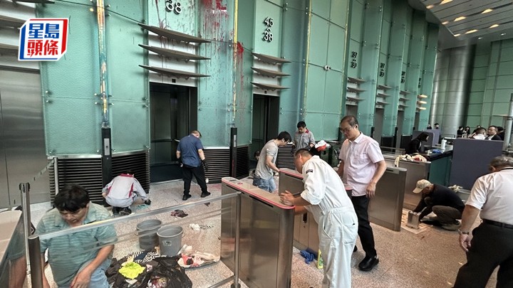 長江中心遭男子淋紅油，保安員亦被打傷。蔡楚輝攝