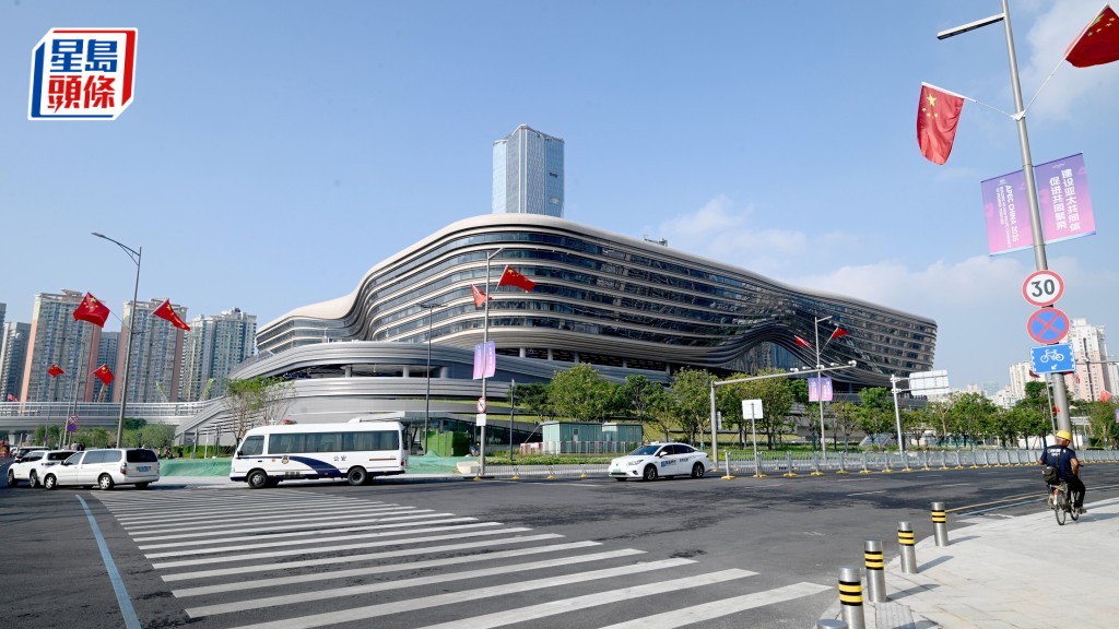 新皇岗口岸｜日均逾8万人过关 邓炳强：重阳长假料客流突破10万人次