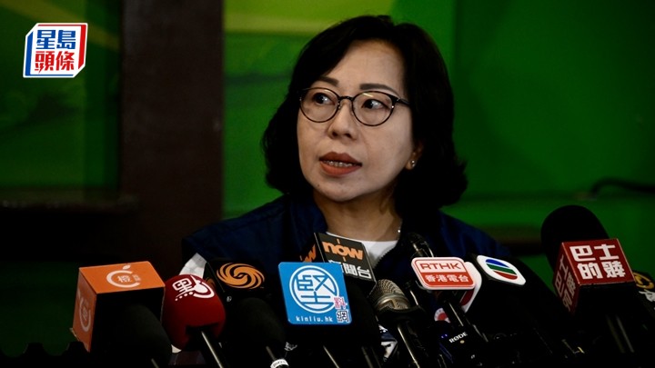 民青局局長麥美娟講述稍後宏志閣居民的上樓安排。楊偉亨攝