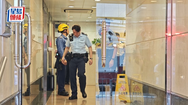警方及消防在大廈搜尋女事主。黎志偉攝