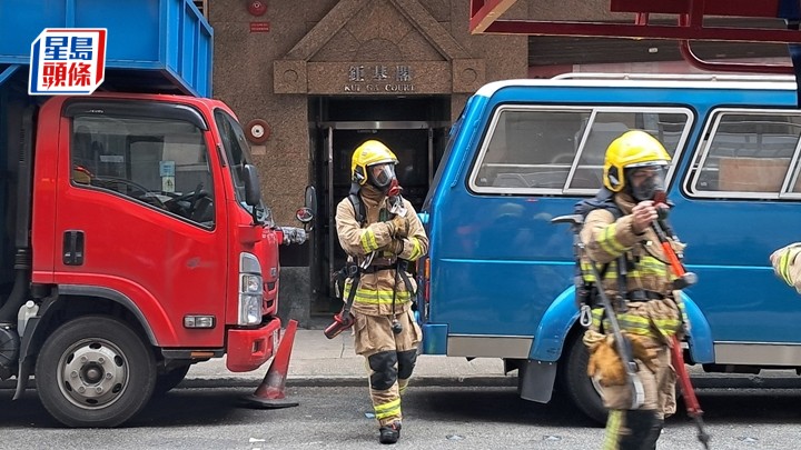 樓上單位傳爆炸起火,消防將水救熄。林思明攝