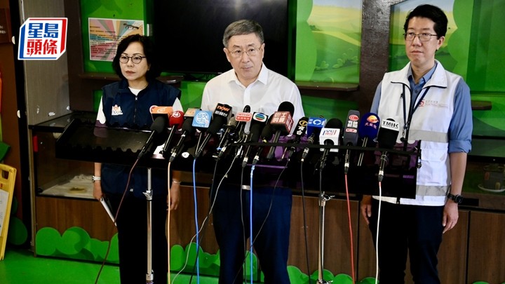 政务司副司长卓永兴（中）和民政及青年事务局局长麦美娟等会见传媒。杨伟亨摄