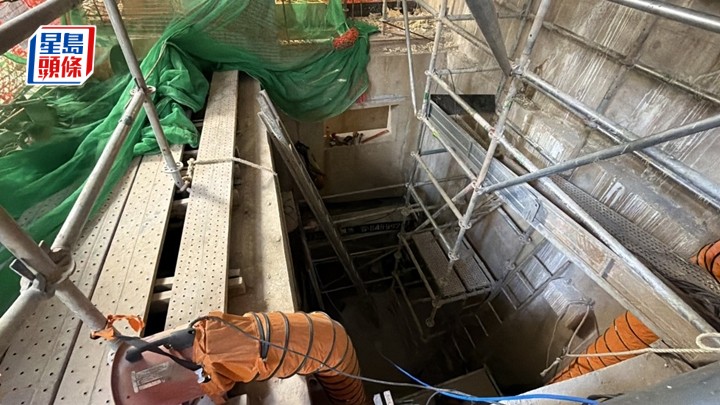 男工在水井使用鑽機鑽牆時發生意外。