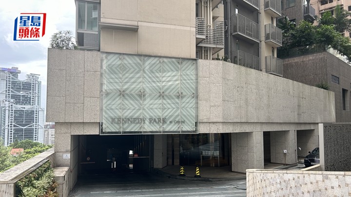 警員進入君珀調查。林思明攝