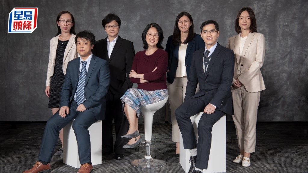 由中大醫學院外科學系教授王昭春（前排中）領導的研究團隊，憑藉「肝細胞癌基因組特徵、作用機制及治療研究」，獲得2025年度國家教育部科學研究優秀成果獎（自然科學和工程技術）自然科學獎二等獎。中大提供