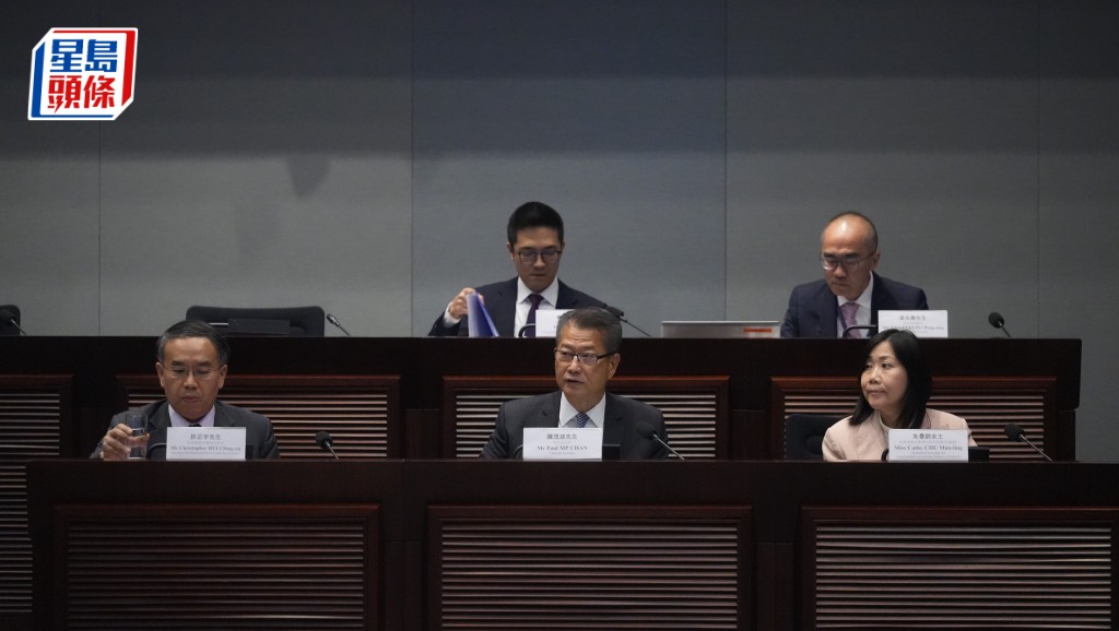 陳茂波預計綜合赤字或會突破千億。劉駿軒攝