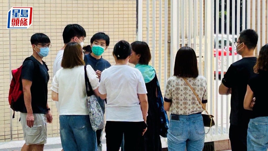 死者家屬到殮房認屍。蔡楚輝攝