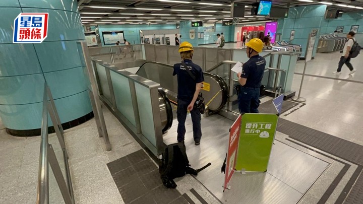 工程人圍封涉事扶手電梯檢查。楊偉亨攝