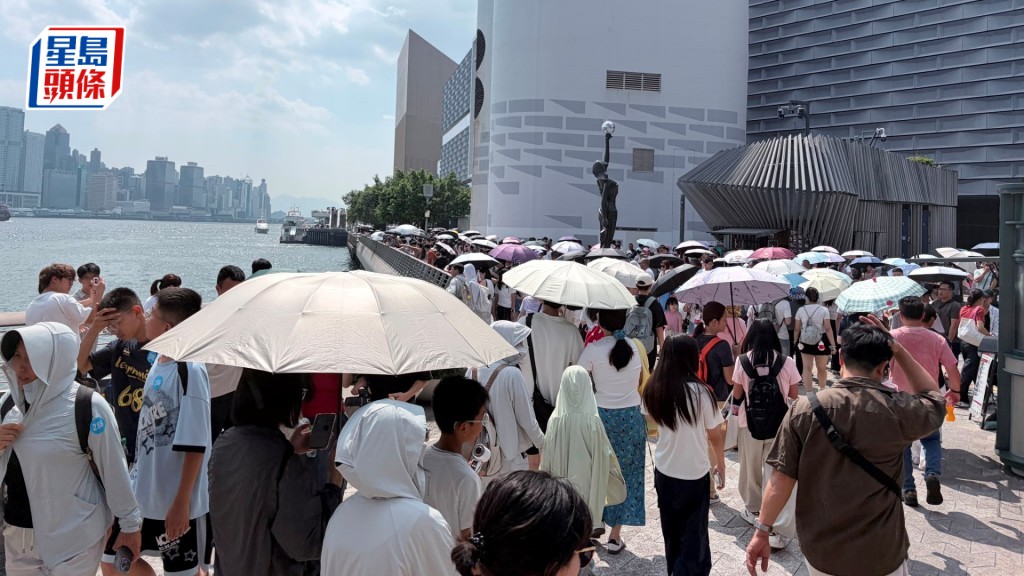 火傘高張下市民及遊客紛紛撐起太陽傘防曬。