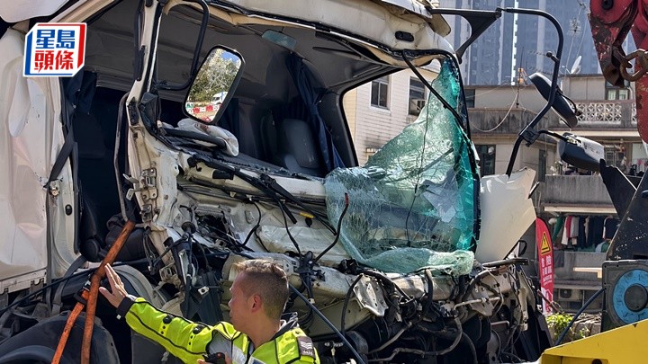 貨車車頭損毀嚴重。